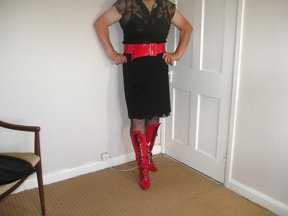21P Red  Boots Black Skirt