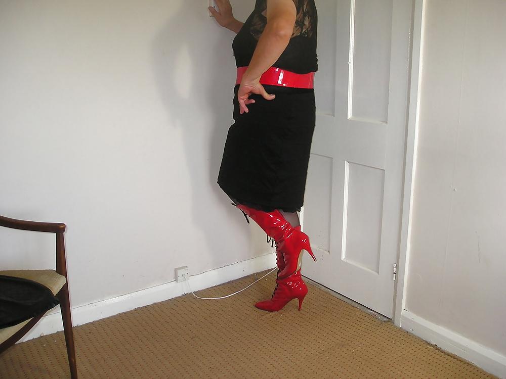 21P Red  Boots Black Skirt