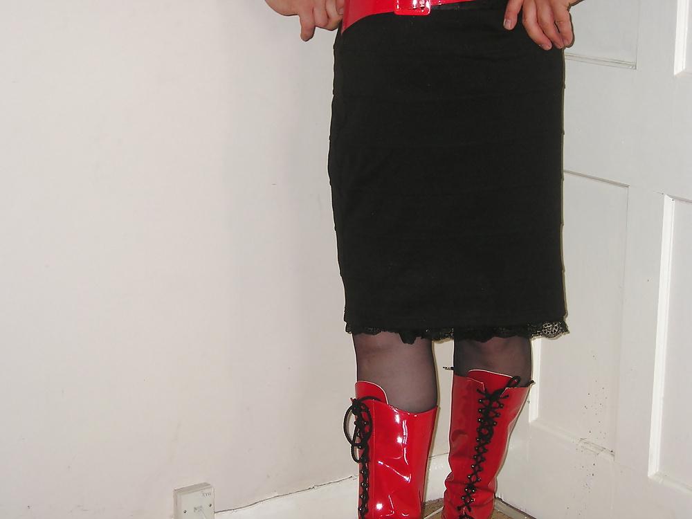 21P Red  Boots Black Skirt