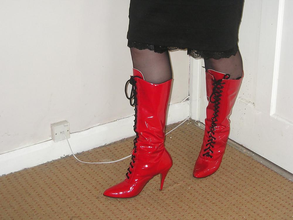 21P Red  Boots Black Skirt