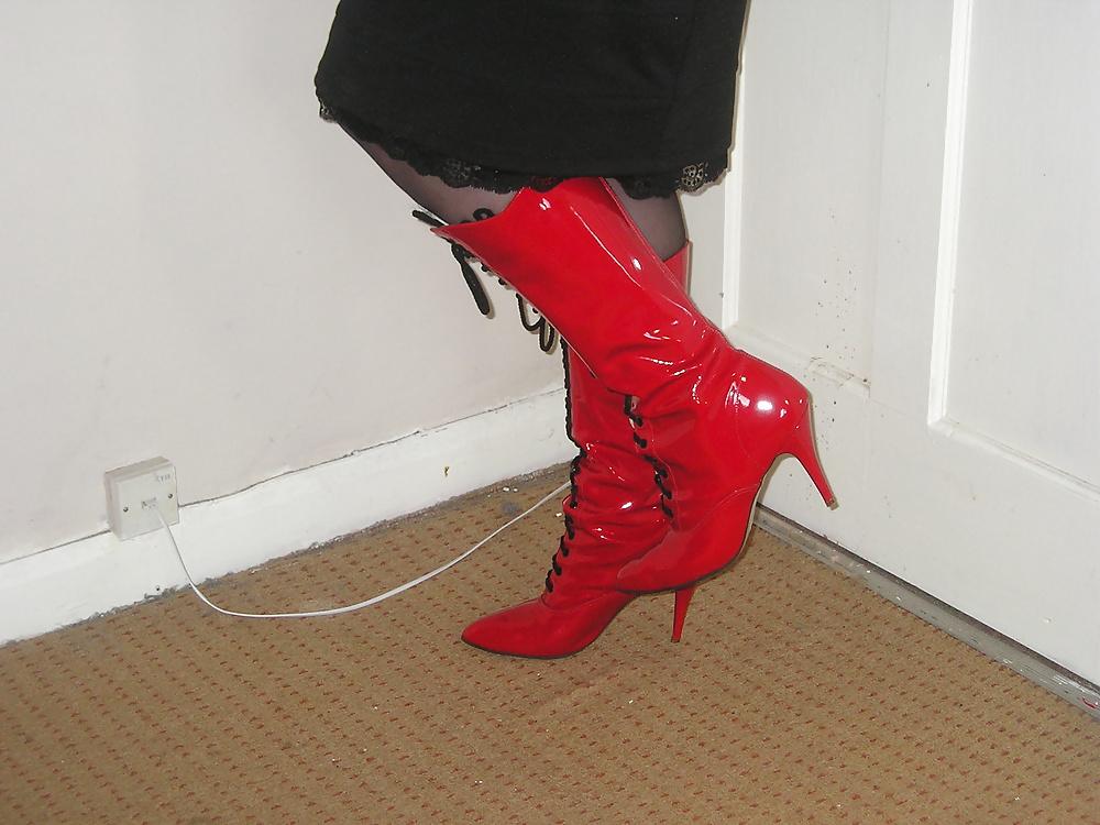 21P Red  Boots Black Skirt