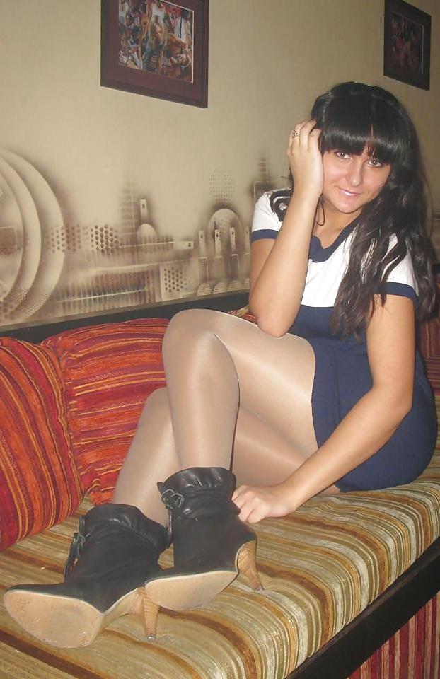 25P Teen Girls, Young Ladies and Matures in Pantyhose