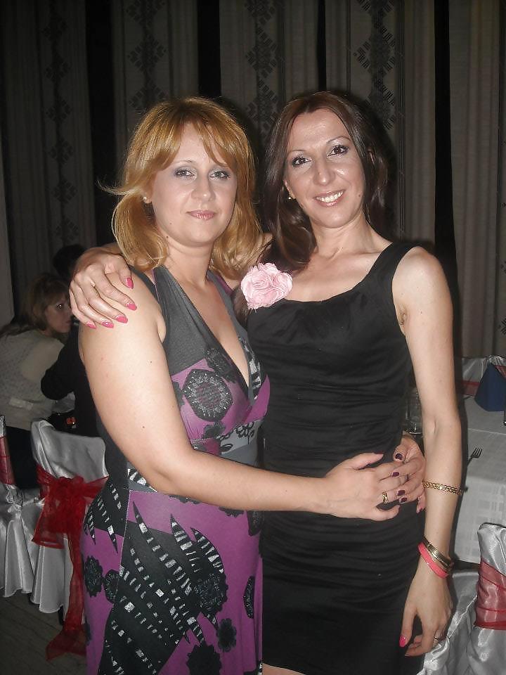 25P Teen Girls, Young Ladies and Matures in Pantyhose