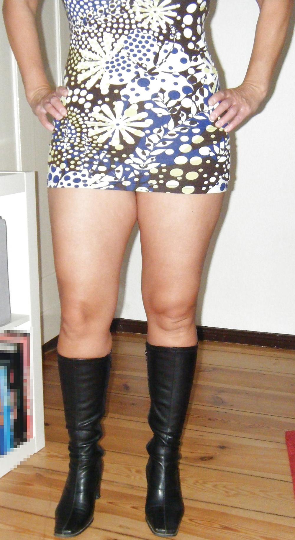 5P Shaved Pussy in Black Boots (1)