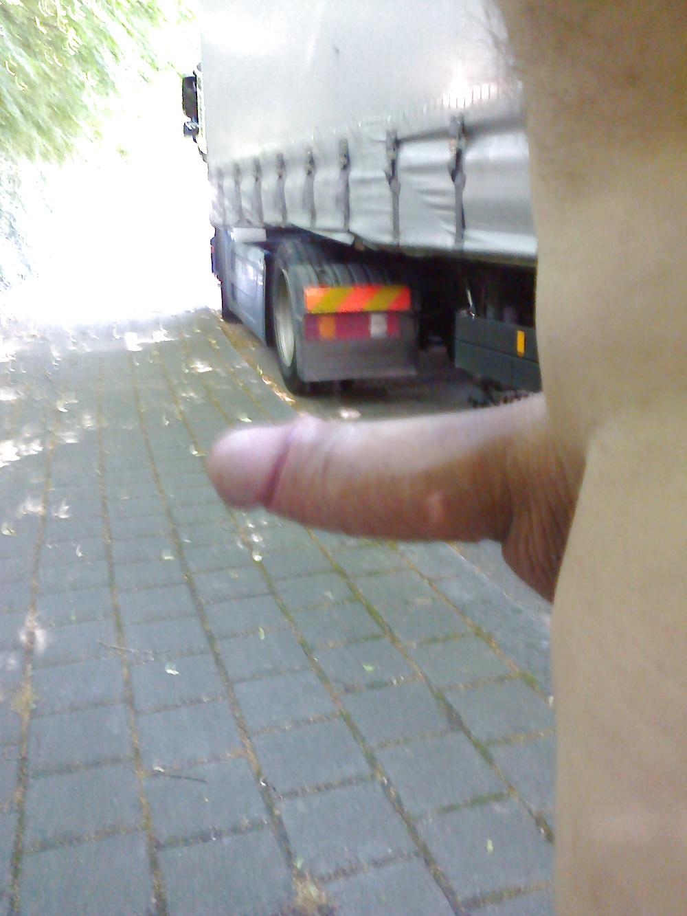 15P Auf dem Parkplatz neben einem LKW oeffentlich gewichst