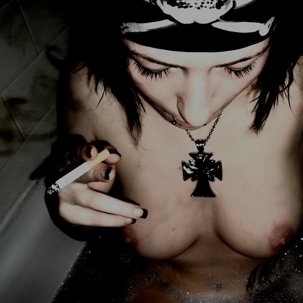 25P Emo-Teen macht auf Pirat