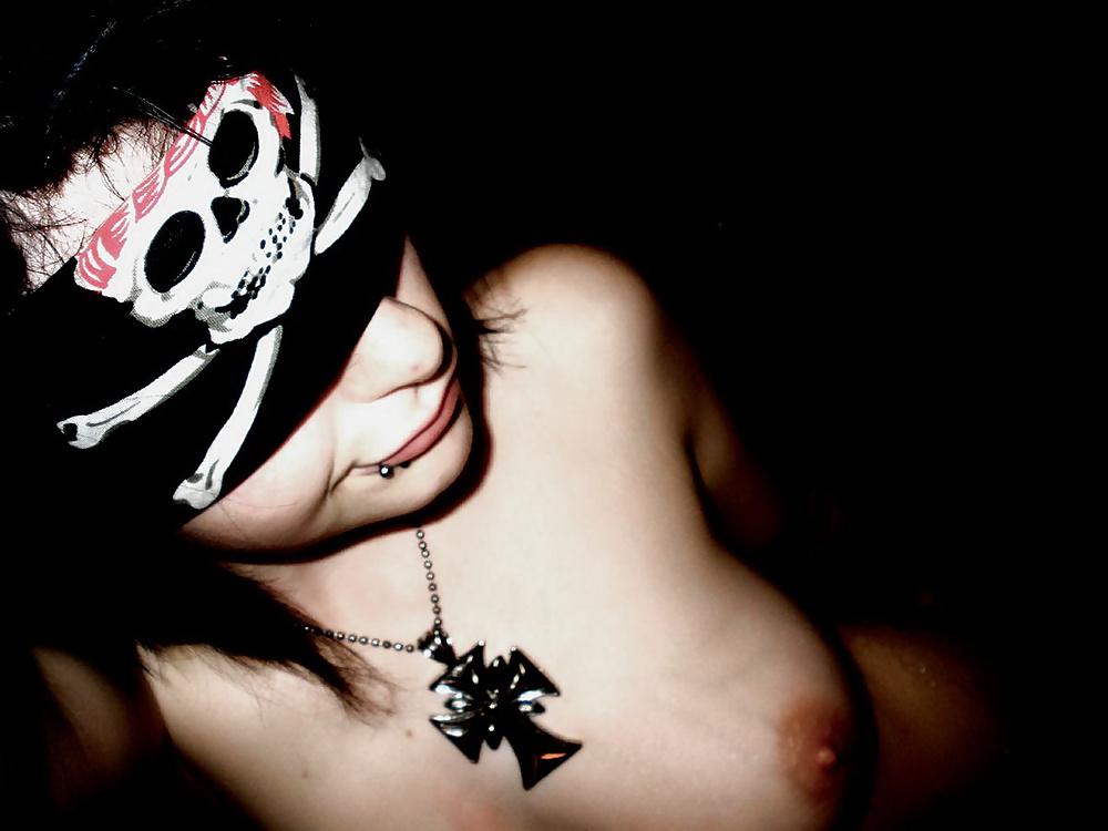 25P Emo-Teen macht auf Pirat