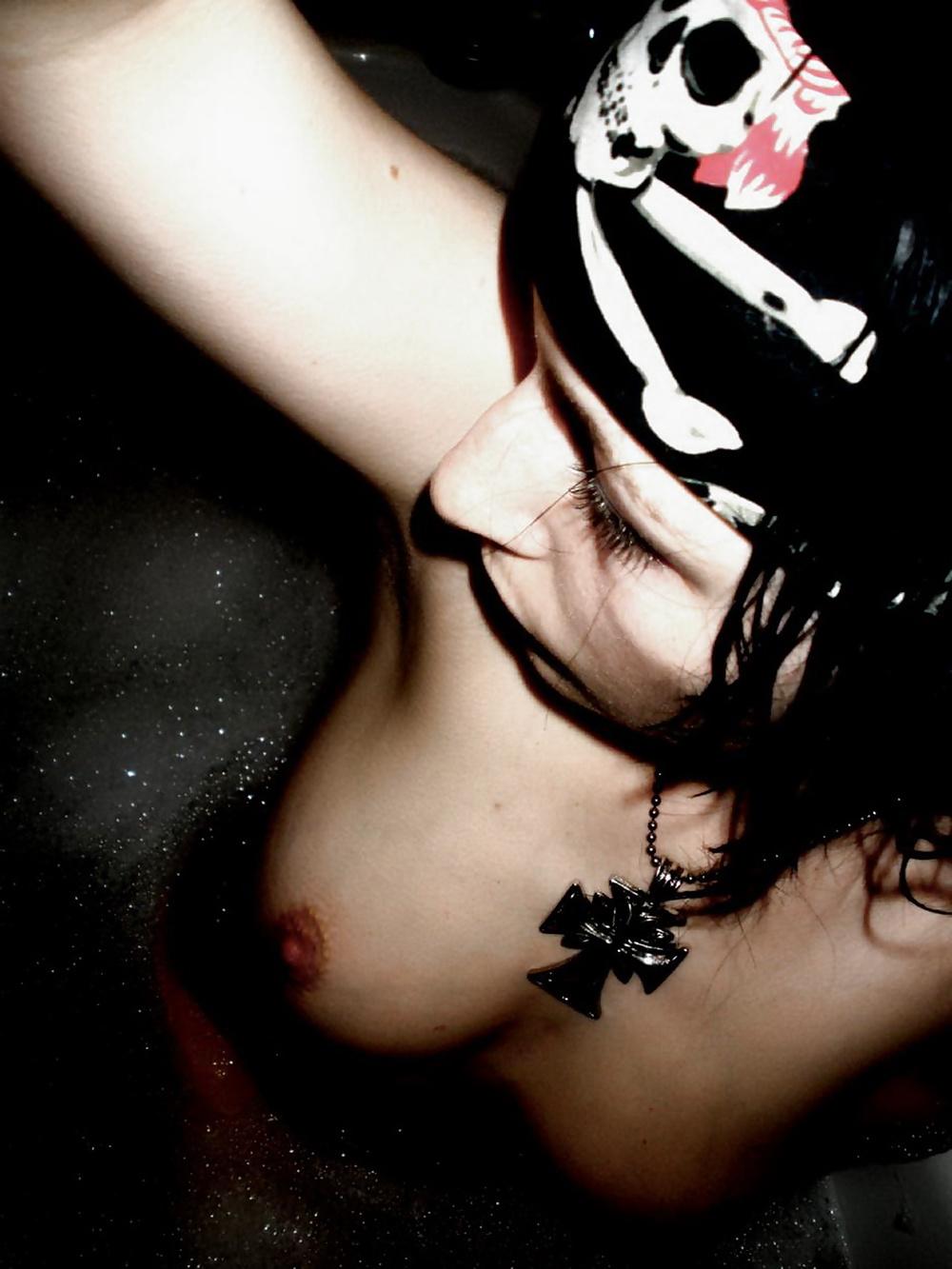 25P Emo-Teen macht auf Pirat