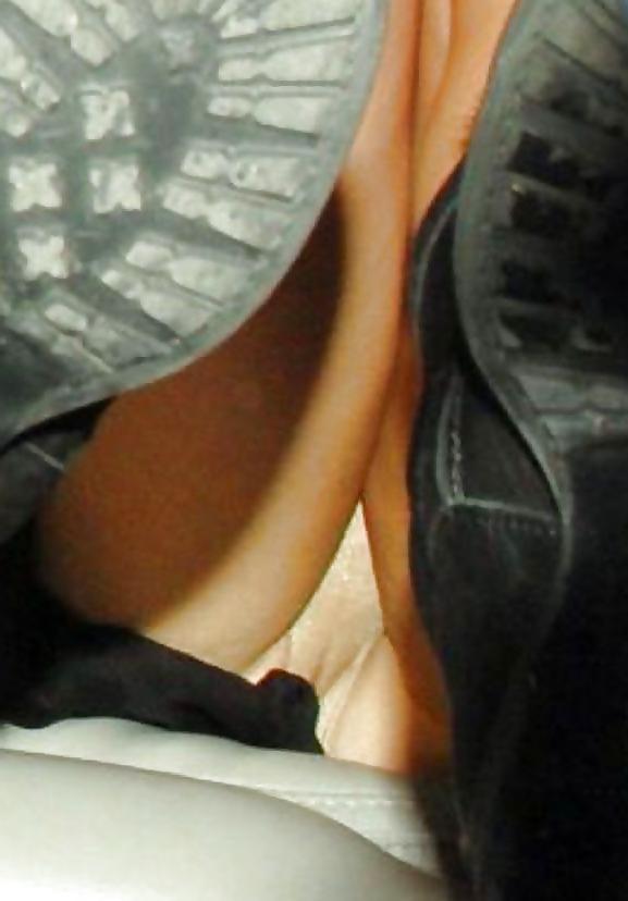 25P Celebrities Upskirt pussy #2