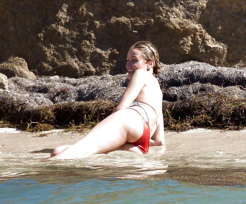 25P Celebrities Upskirt pussy #2