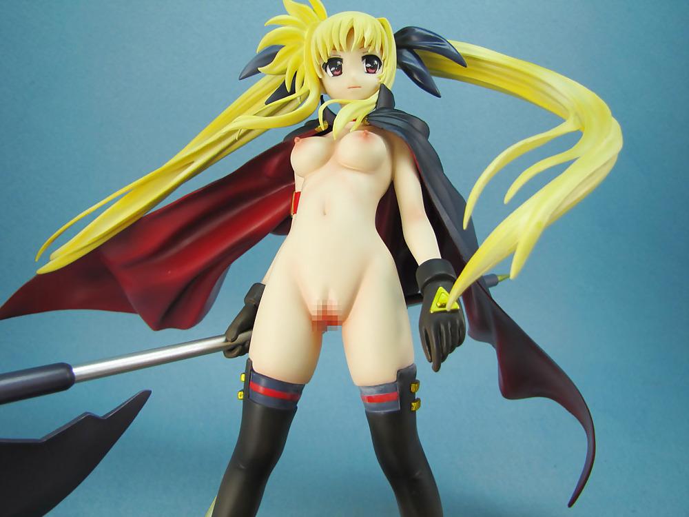 25P Erotic figure