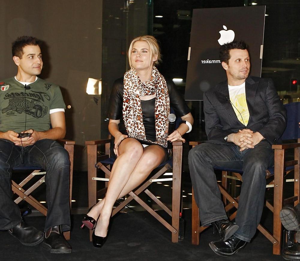 24P Celebrities upskirt 11
