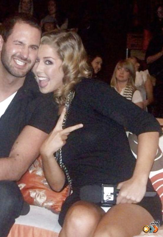 24P Prominente Upskirt 8
