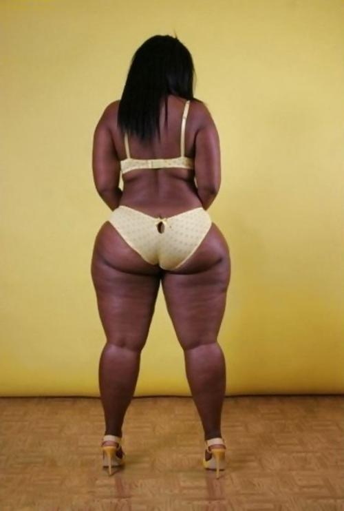 9P Thick ebony booty in heels