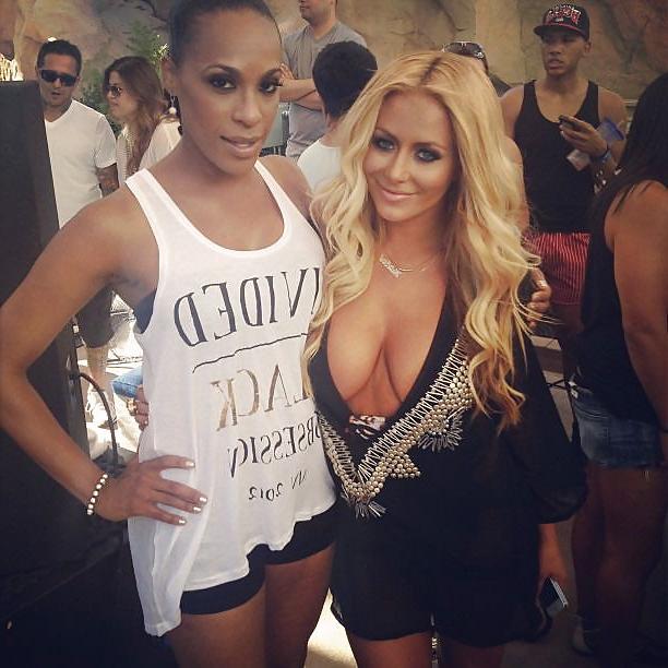 25P Celebrities Cleavage