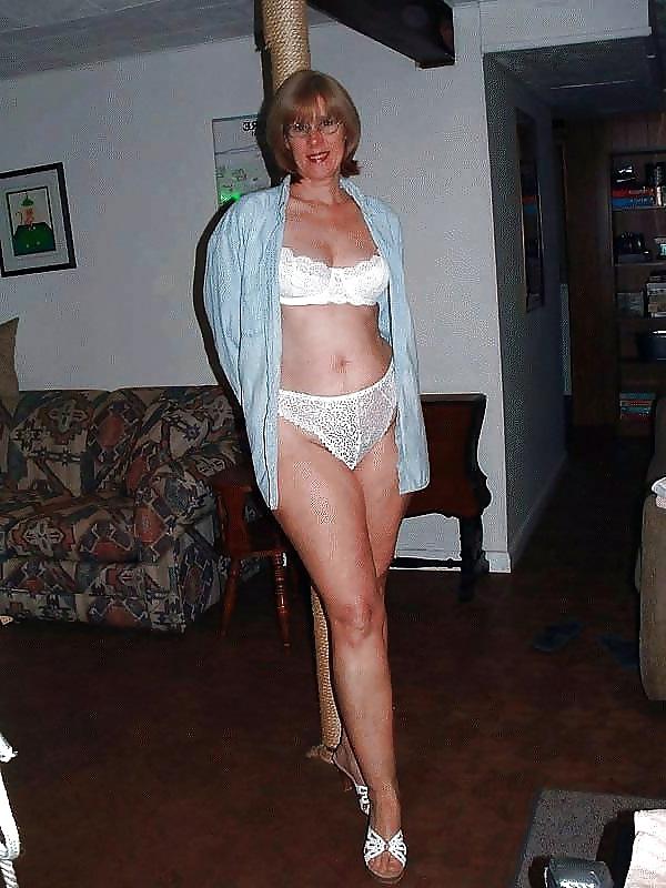19P Sexy Strap-On Mom