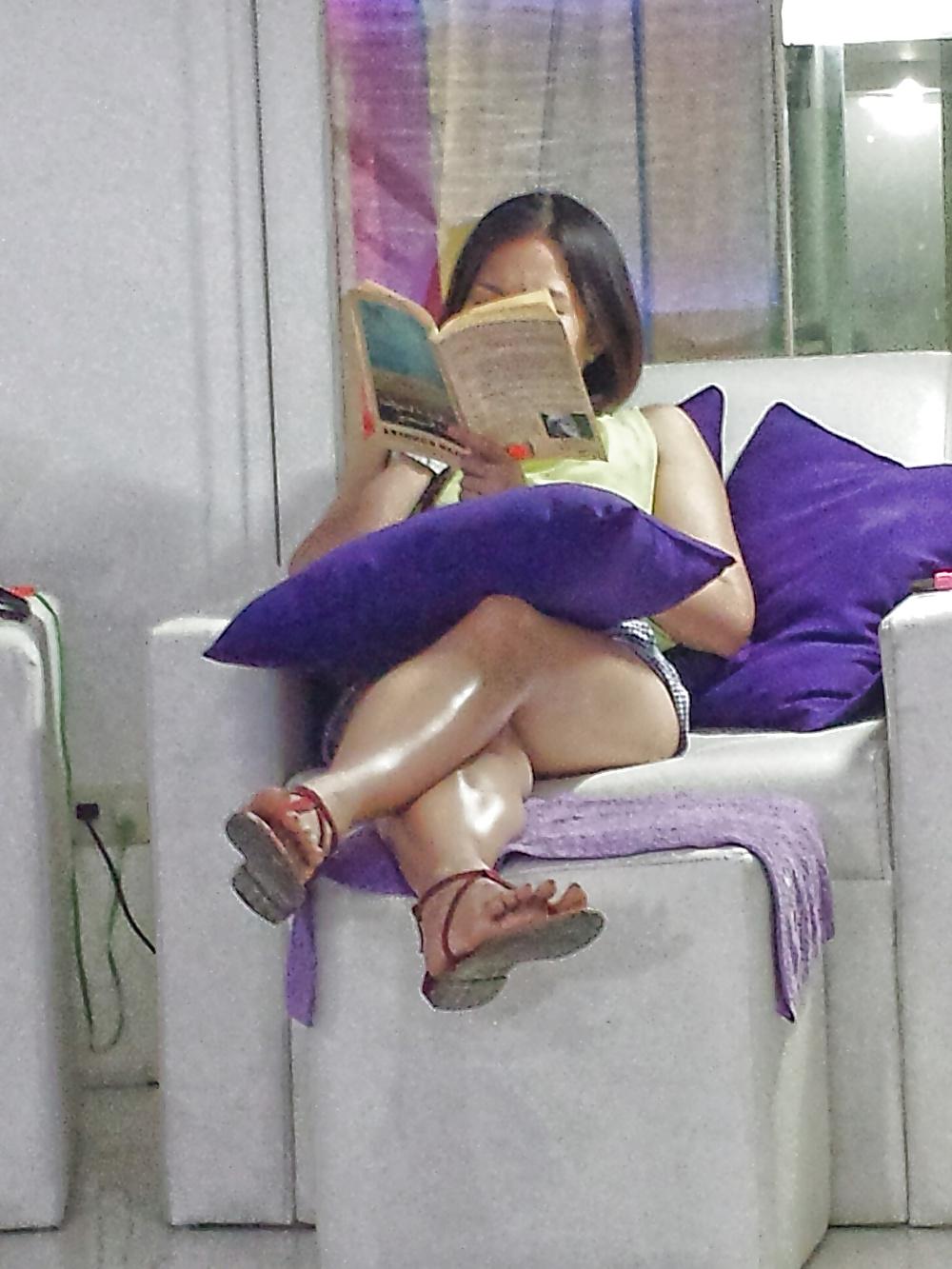 7P Pinay Nice Legs & Feet Pedicure