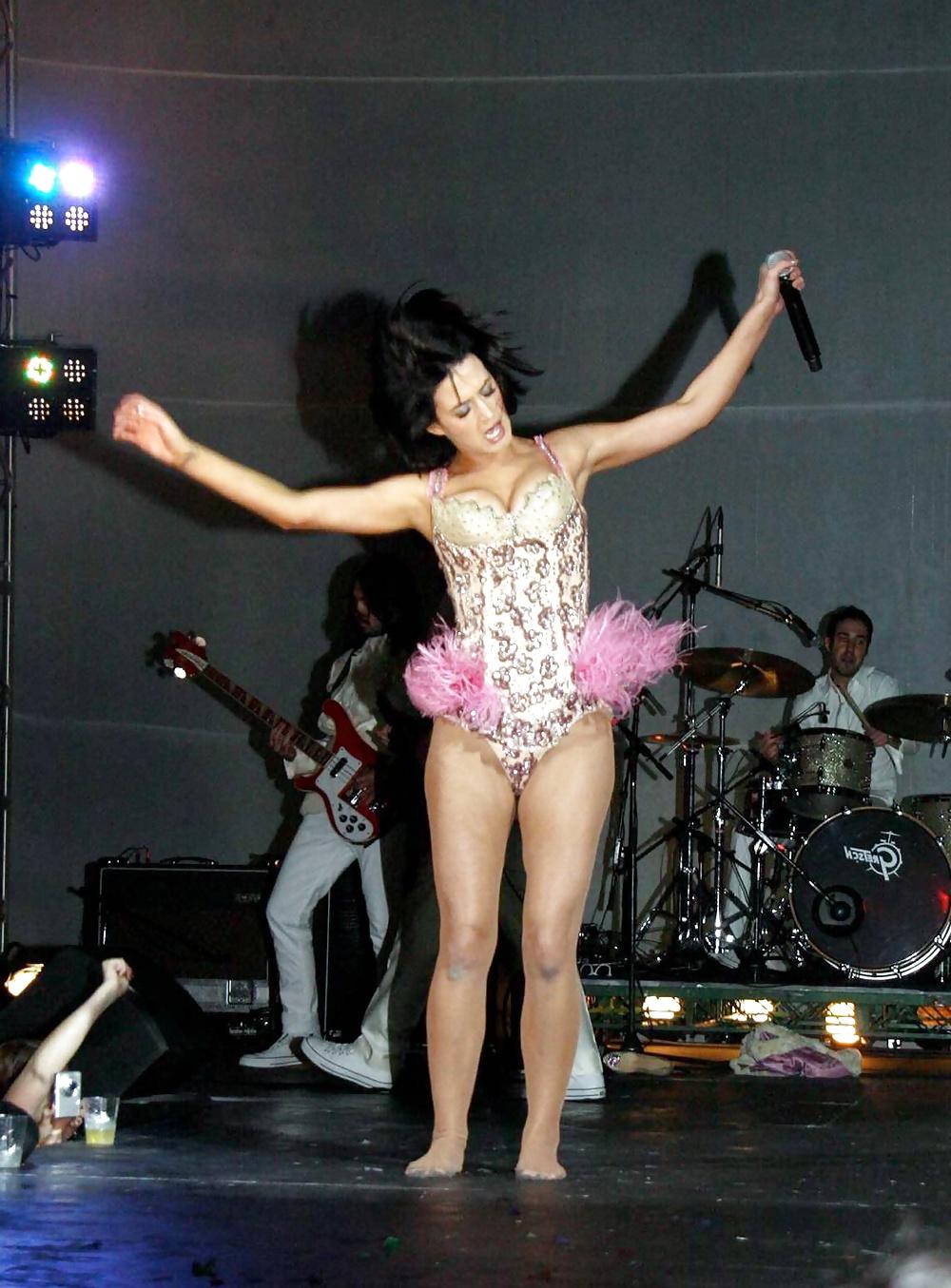 25P Celebrities upskirt3