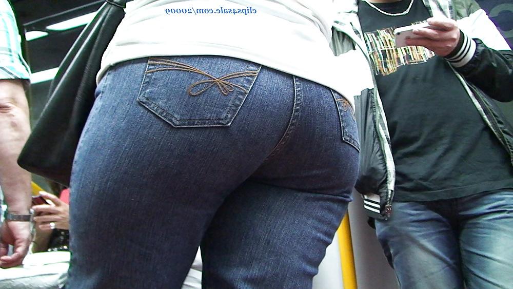 25P Candid booty
