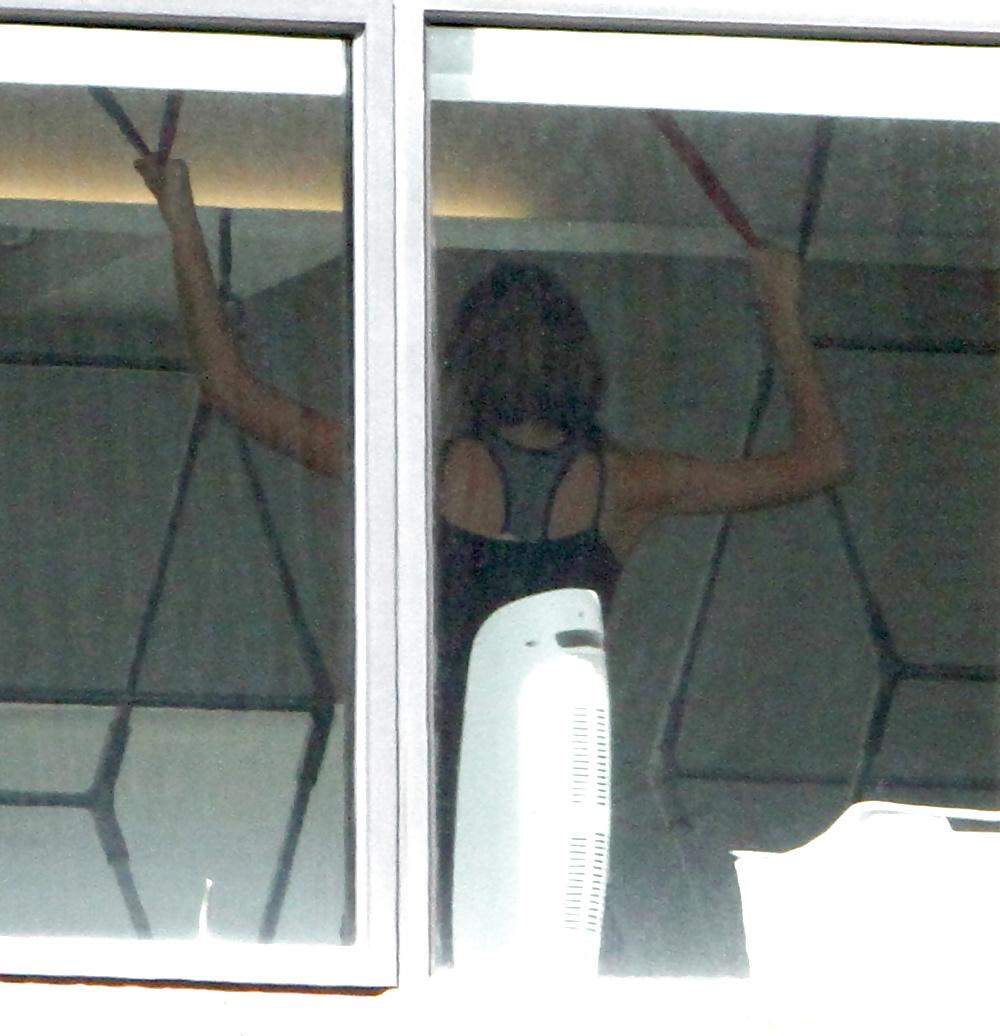 7P Taylor Swift - Sweet Booty in Tiny Shorts 3