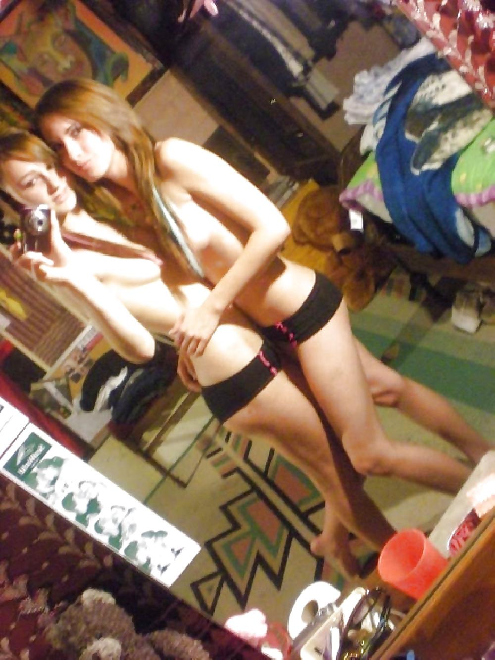 7P Topless emo lesbians kissing