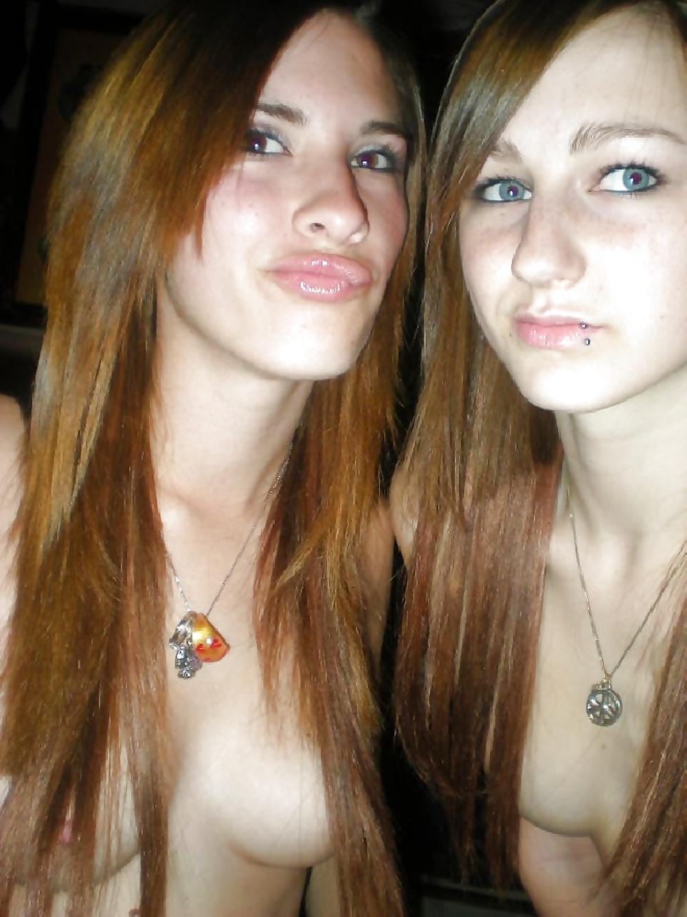 7P Topless emo lesbians kissing