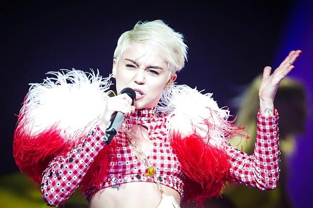 25P Miley Cyrus - Tight Whore on Stage