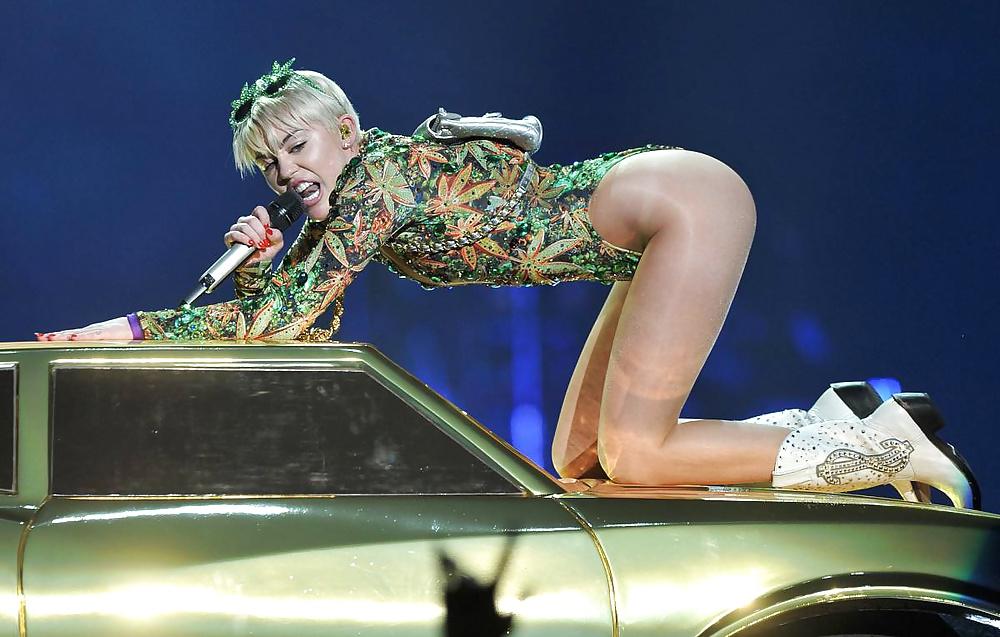 25P Miley Cyrus - Tight Whore on Stage