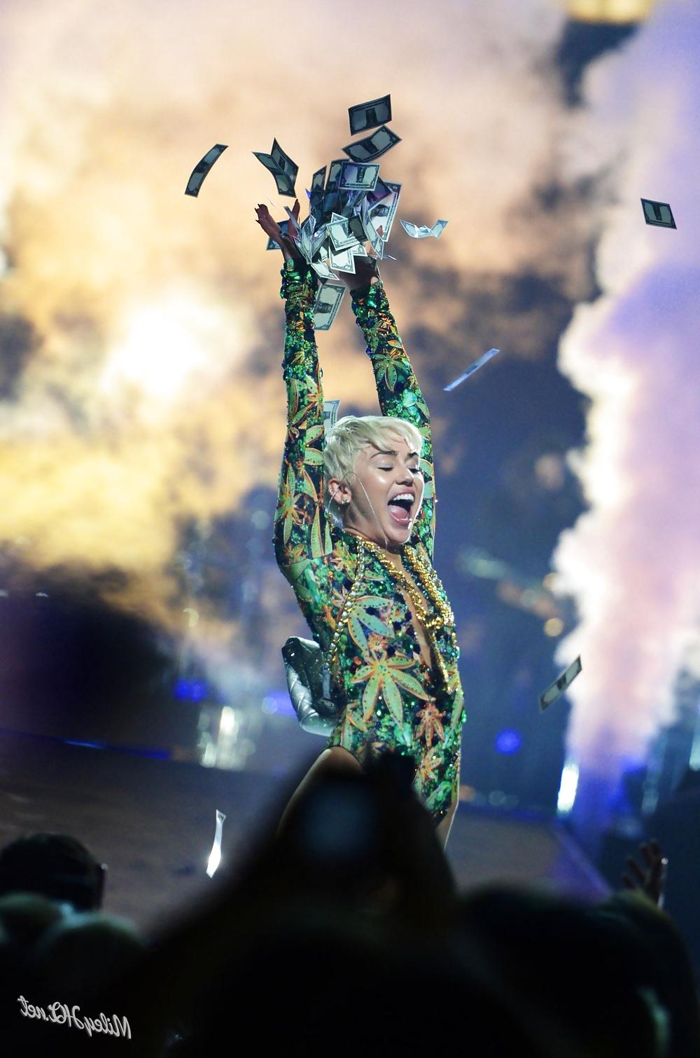 25P Miley Cyrus - Tight Whore on Stage