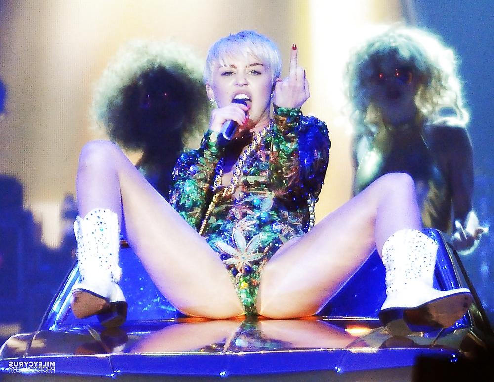 25P Miley Cyrus - Tight Whore on Stage