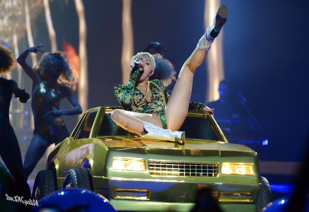 25P Miley Cyrus - Tight Whore on Stage