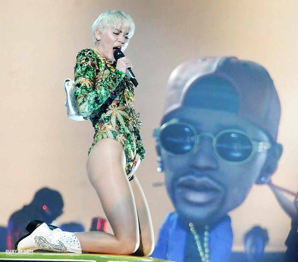25P Miley Cyrus - Tight Whore on Stage