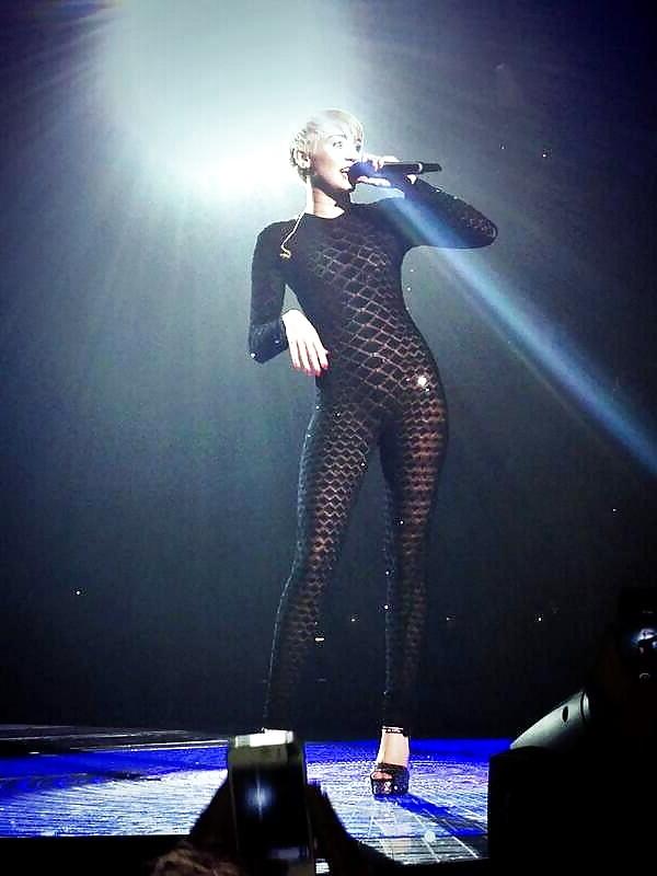25P Miley Cyrus - Tight Whore on Stage