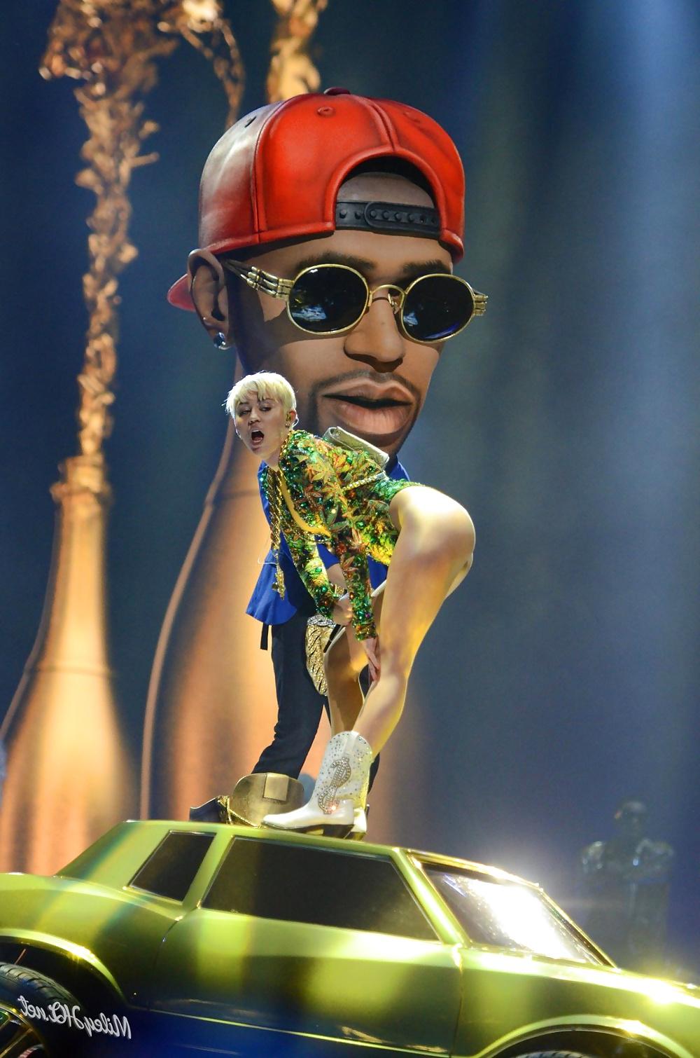 25P Miley Cyrus - Tight Whore on Stage