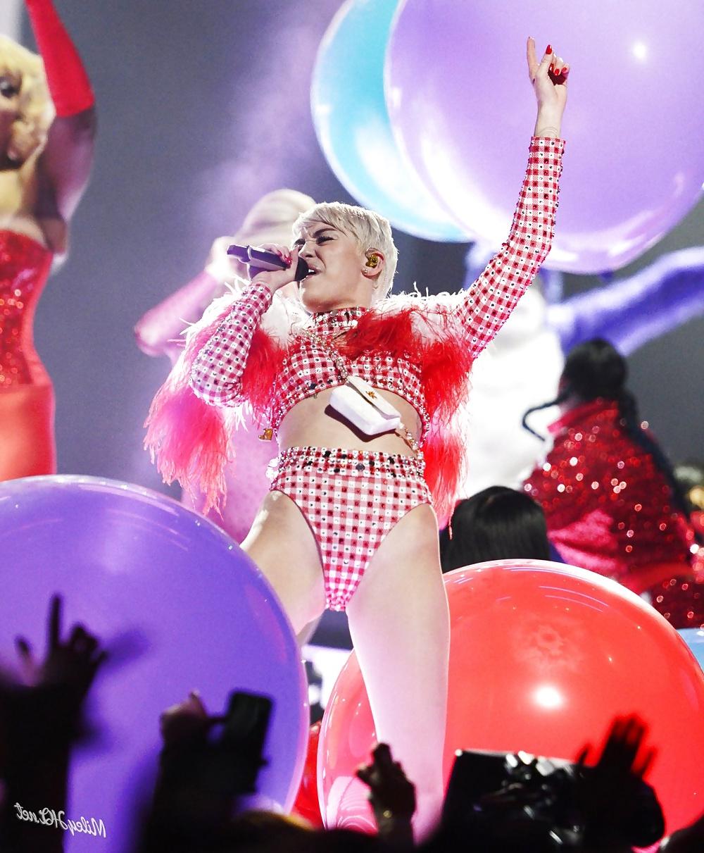 25P Miley Cyrus - Tight Whore on Stage