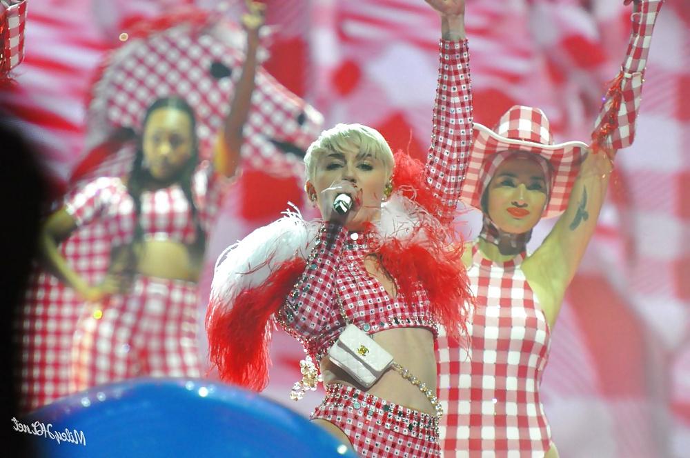 25P Miley Cyrus - Tight Whore on Stage