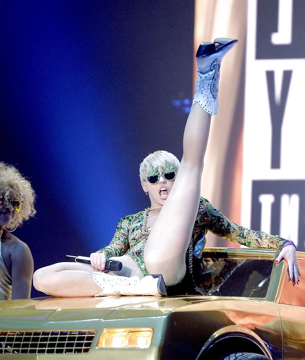 25P Miley Cyrus - Tight Whore on Stage