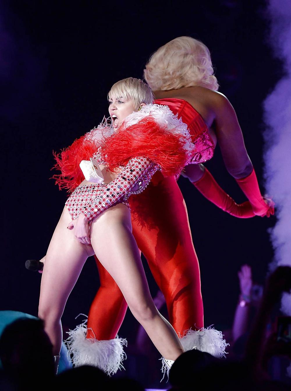 25P Miley Cyrus - Tight Whore on Stage