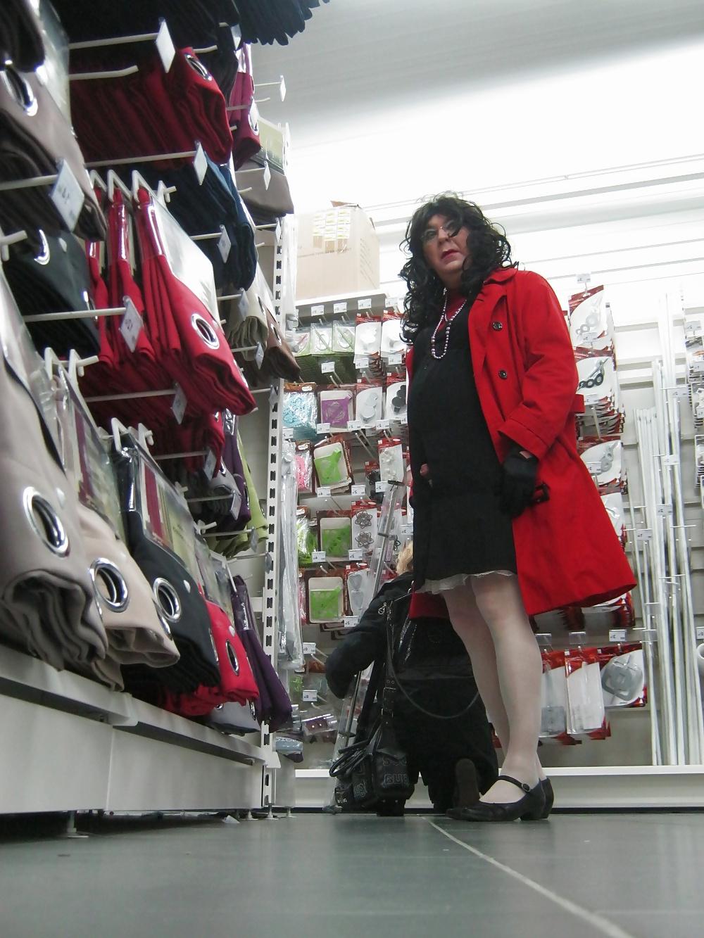 7P Crossdresser shopping no panty 