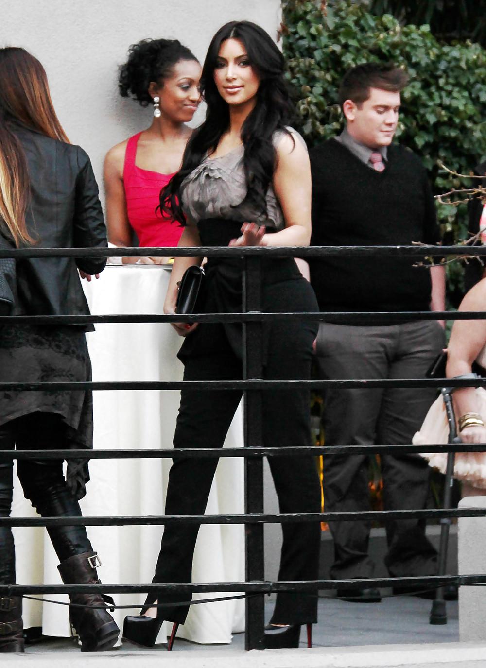 9P Kim Kardashian Plump Ass Out in LA