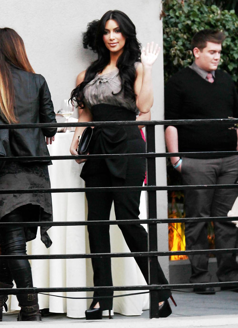 9P Kim Kardashian Plump Ass Out in LA