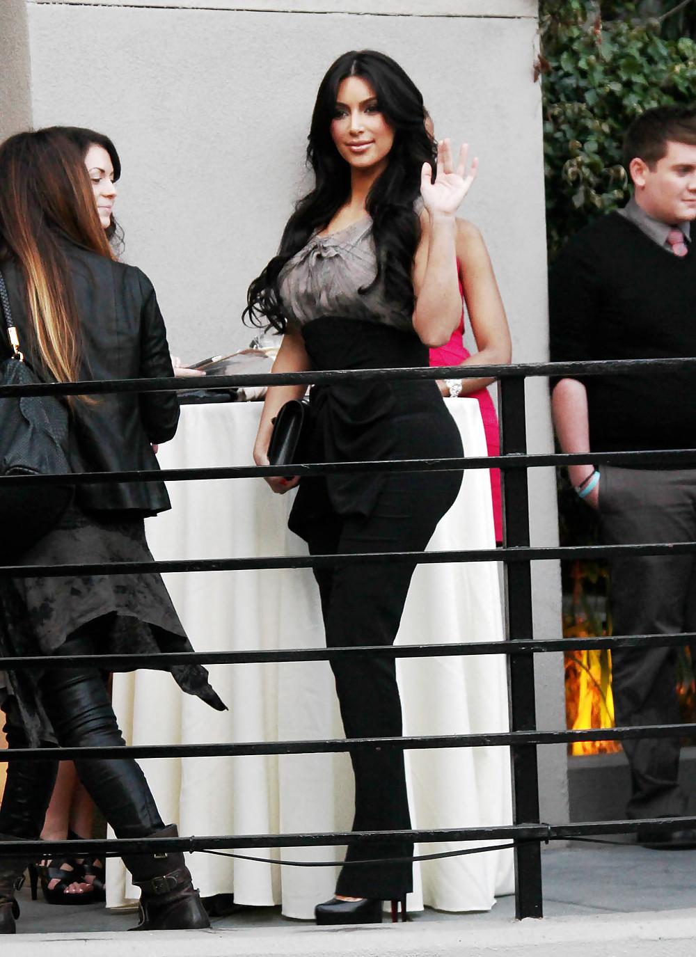 9P Kim Kardashian Plump Ass Out in LA