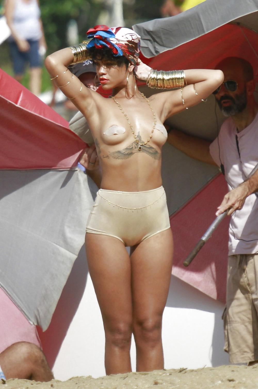 16P Celebrities Nude Nip 43