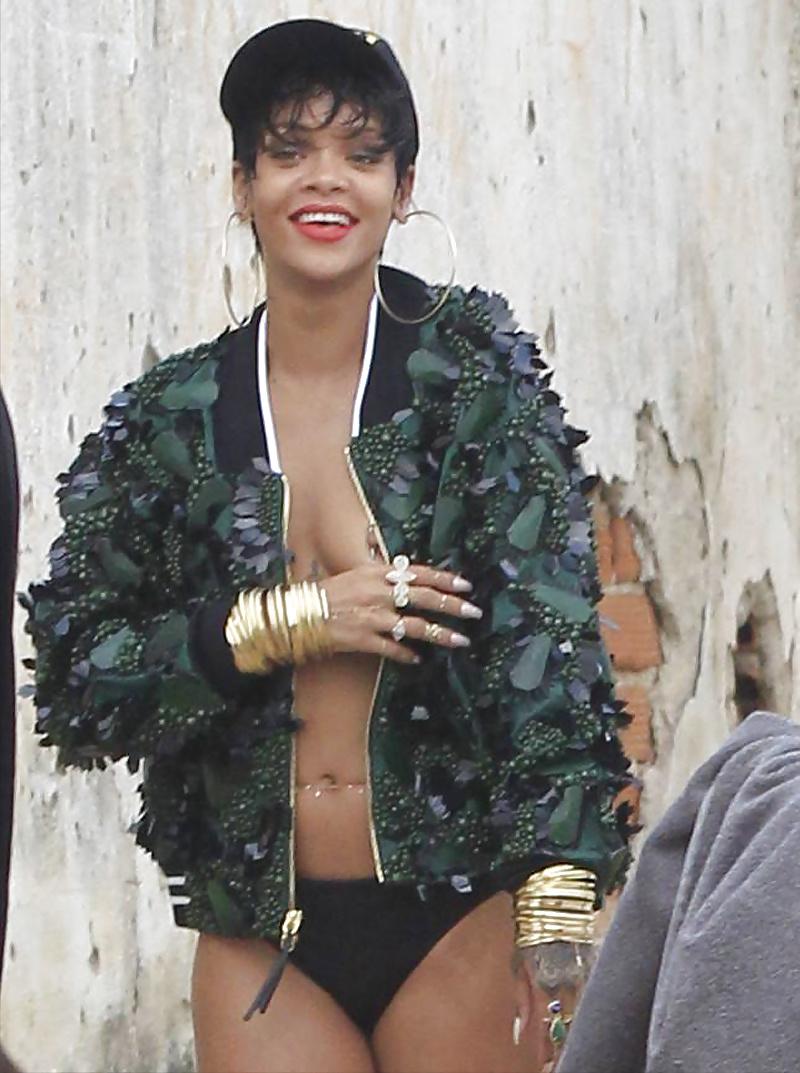 16P Celebrities Nude Nip 43