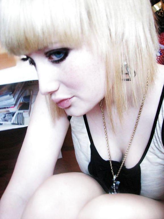 25P Emo girls