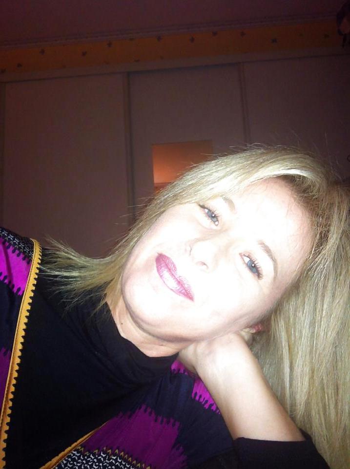 23P Sexy mature mom from facebook with great legs and tits