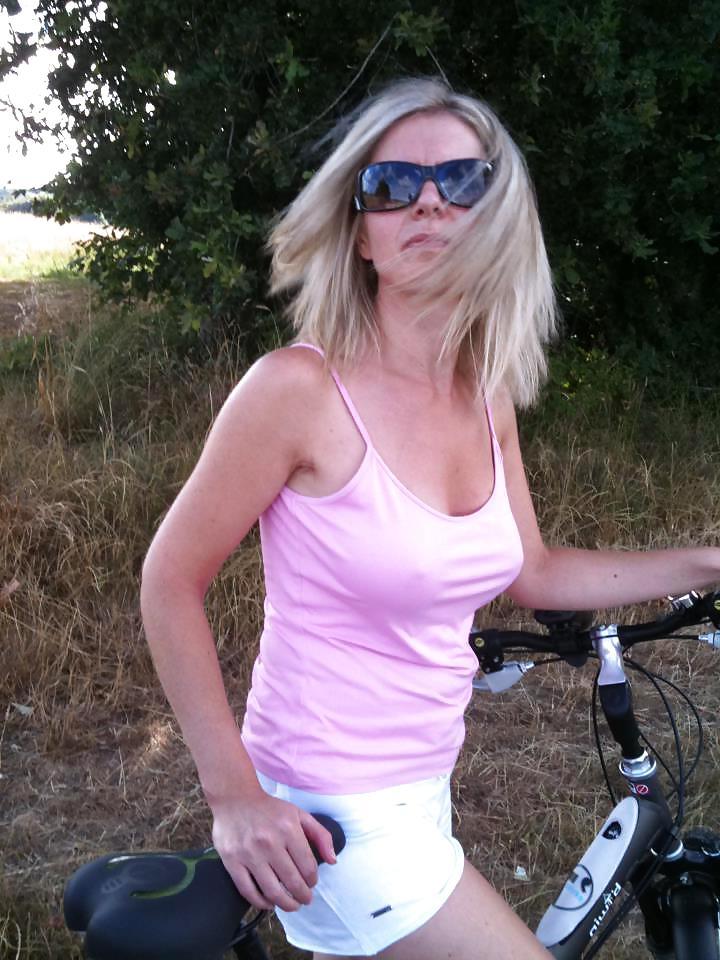 23P Sexy mature mom from facebook with great legs and tits