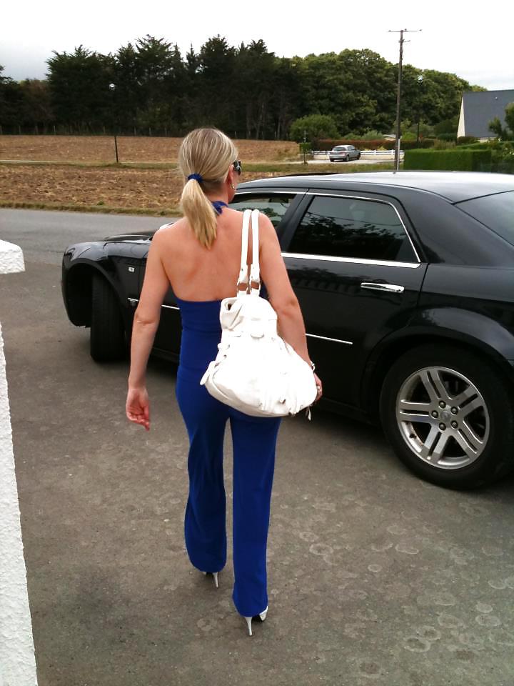 23P Sexy mature mom from facebook with great legs and tits