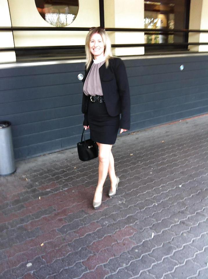 23P Sexy mature mom from facebook with great legs and tits