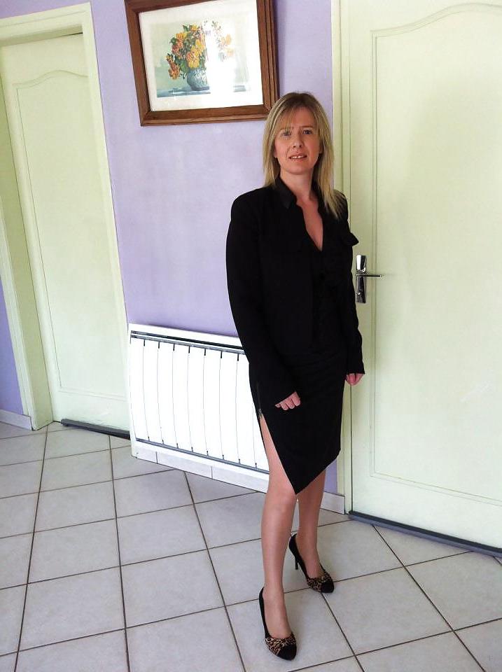 23P Sexy mature mom from facebook with great legs and tits